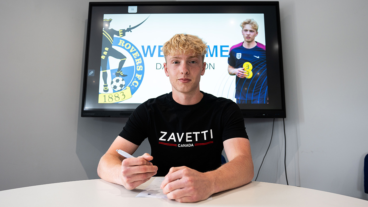 Dan Ellison signs his contract with Bristol Rovers