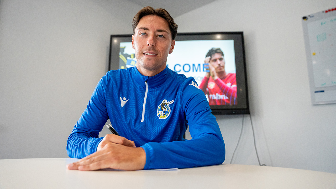 Isaac Hutchinson signs his contract with Bristol Rovers FC