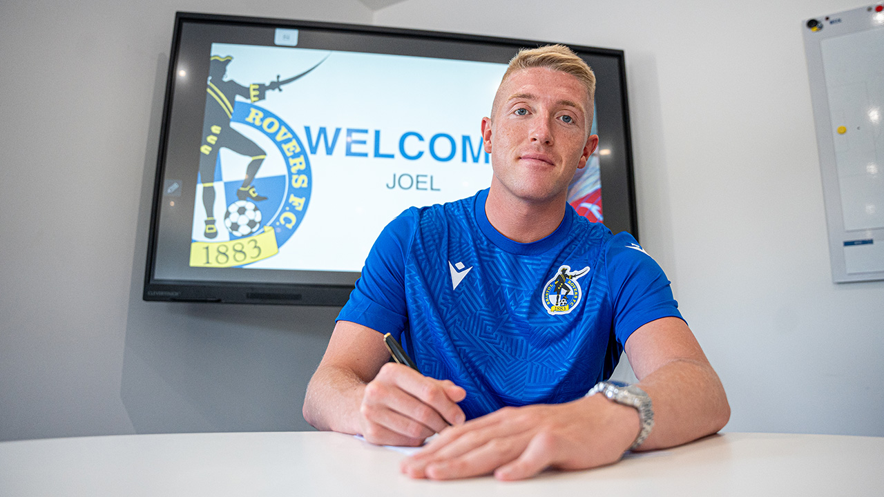 Joel Senior signs his contract with Bristol Rovers