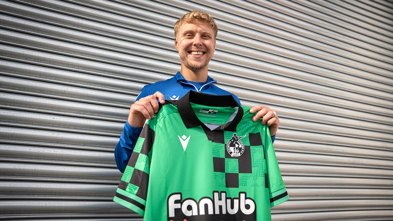 Lindsay poses with the new away shirt