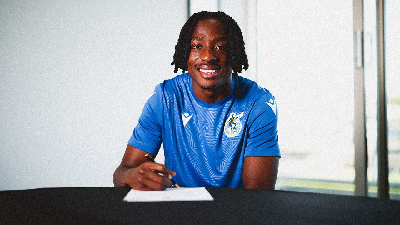 Omochere signs his contract with Bristol Rovers