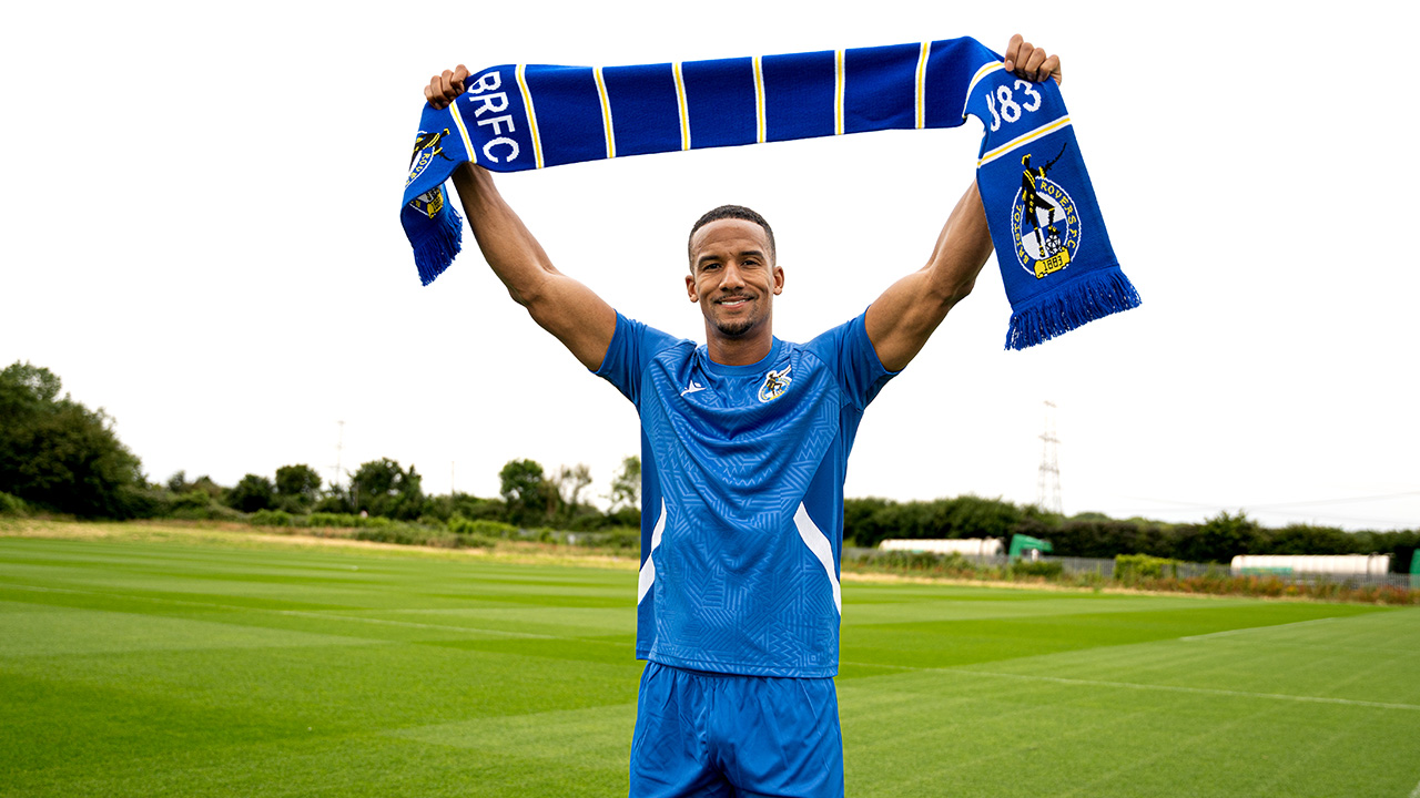 Scott Sinclair poses with a Scarf