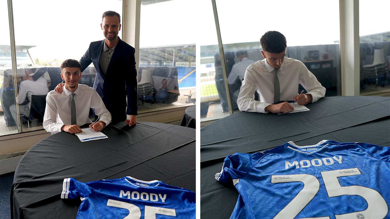 Charlie Moody signs his professional contract