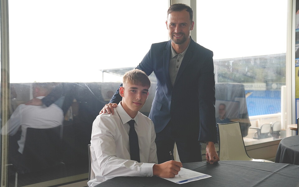 Dewsbury signs his contract