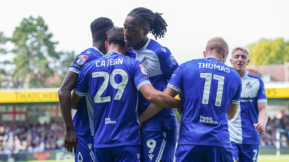 Promise Omochere hugs Fabrizio Cavegn