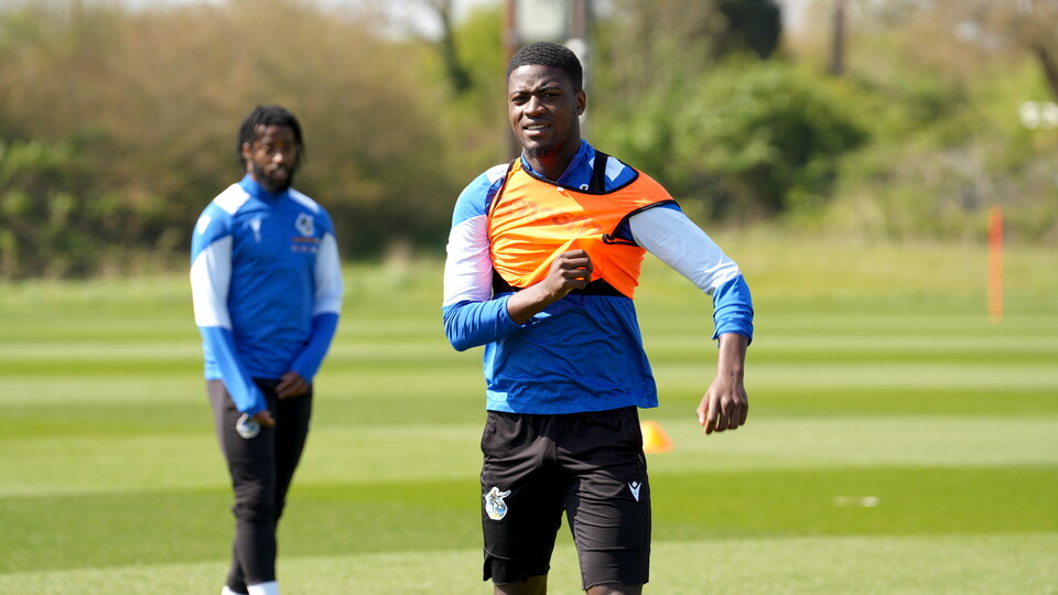 Clinton Mola putting on a bib on the training pitch
