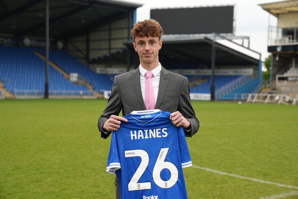 Nine Academy youngsters sign Scholarships