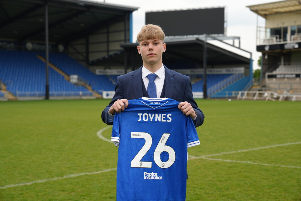 Nine Academy youngsters sign Scholarships