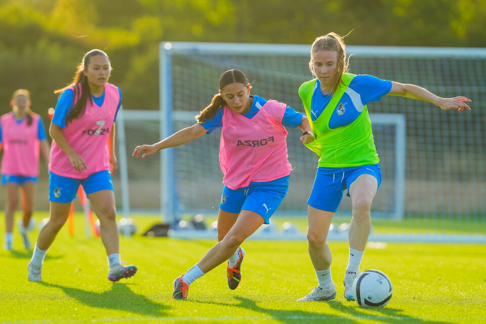 Helena Costa and Annys Turner fighting for the ball in training