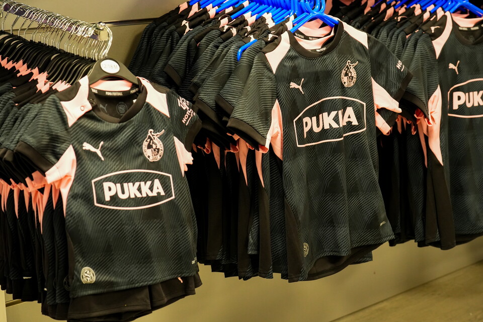  Season Ticket Holders Flock To The Mem For Exclusive Tertiary Kit Event