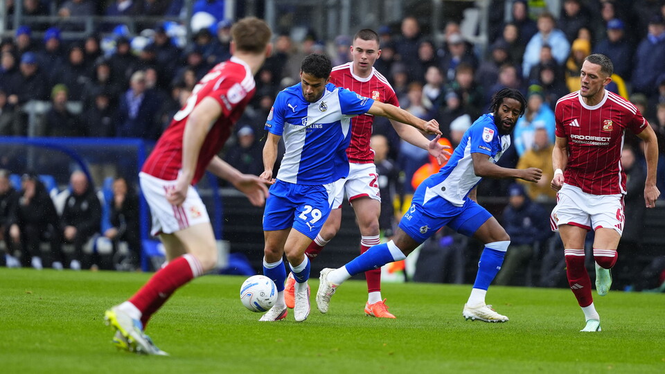 Fabrizio Cavegn striking next to Shaq Forde