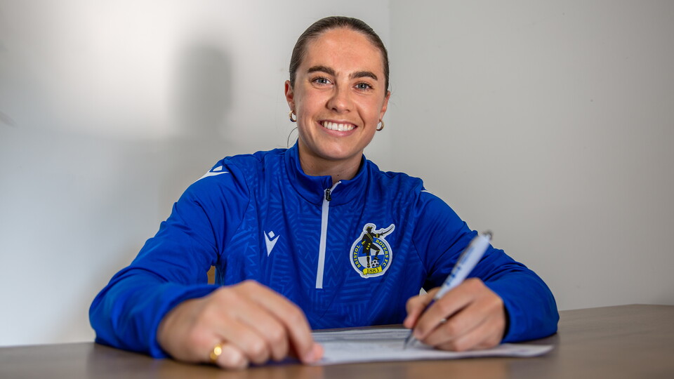 Nia Rees signing a contract