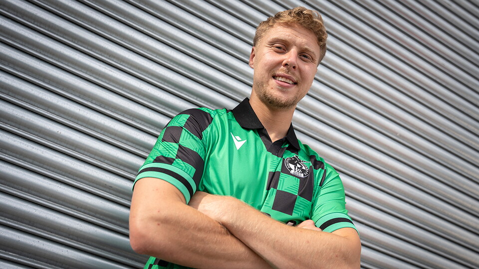 Lindsay wearing the new away shirt