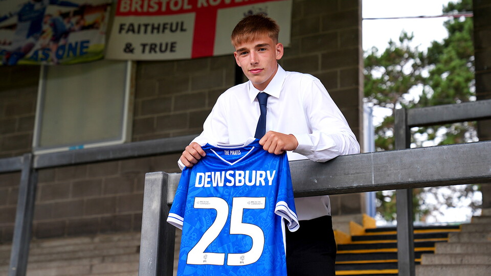 Ollie Dewsbury signs professional terms