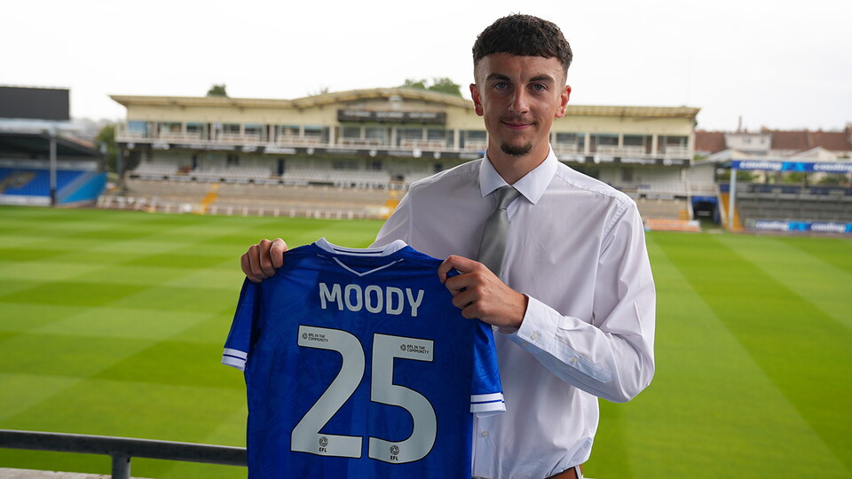 Charlie Moody signs professional terms