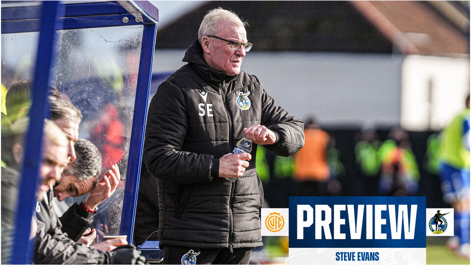 Bristol Rovers Head Coach Steve Evans clapping