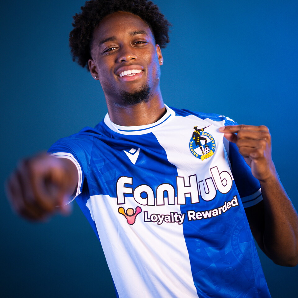 Bilongo wearing 25/26 Home Shirt